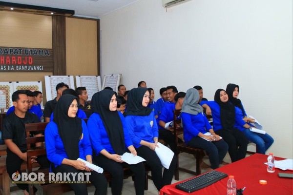 Banyuwangi, Obor Rakyat – Lembaga Pemasyarakatan (Lapas) Kelas IIA Banyuwangi terus menunjukkan komitmennya dalam memenuhi hak-hak dasar warga binaan, khususnya di bidang pendidikan. Melalui program Kejar Paket A, B, dan C, para warga binaan tetap memiliki kesempatan untuk menempuh pendidikan formal meski sedang menjalani masa pidana.
