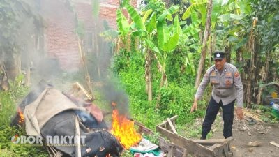 Polisi Bubarkan Arena Sabung Ayam di Sukodono Sidoarjo, Sarana Judi Dibakar