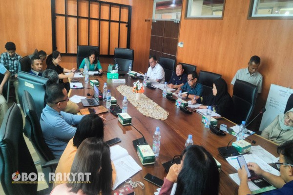 Medan, Obor Rakyat – Ratusan guru Pegawai Negeri Sipil (PNS) tingkat Sekolah Menengah Pertama (SMP) di Kota Medan yang tergabung dalam Forum Guru Bersatu Sumatera Utara (FGBSU) mendesak Pemerintah Kota Medan untuk mencabut Peraturan Wali Kota (Perwal) No.1 Tahun 2023 tentang Tambahan Penghasilan Pegawai (TPP). Perwal ini dinilai merugikan hak-hak guru dan menciptakan ketimpangan yang tidak adil dalam sistem penggajian.
