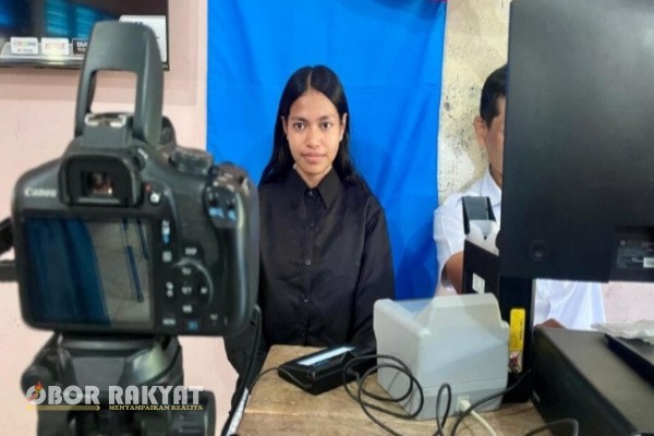 Jember, Obor Rakyat – Dinas Kependudukan dan Pencatatan Sipil (Disdukcapil) Kabupaten Jember terus menggencarkan inovasi dalam pelayanan administrasi kependudukan. Salah satu upaya nyata dilakukan melalui program Jempol Disko (Jemput Bola Administrasi Kependudukan di Sekolah), yang kali ini menyasar dua sekolah sekaligus pada Selasa (26/8/2025).