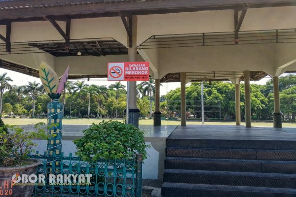 Bondowoso, Obor Rakyat – Dinas Lingkungan Hidup (DLH) Bondowoso resmi memasang rambu-rambu Kawasan Dilarang Merokok (KDM) di dua lokasi strategis, yakni Paseban Alun-alun Raden Bagus Asra (RBA) Ki Ronggo dan Taman Magenda. Kebijakan ini menuai perhatian publik, khususnya terkait kontribusi besar industri hasil tembakau terhadap pendapatan daerah melalui Dana Bagi Hasil Cukai Hasil Tembakau (DBHCHT).