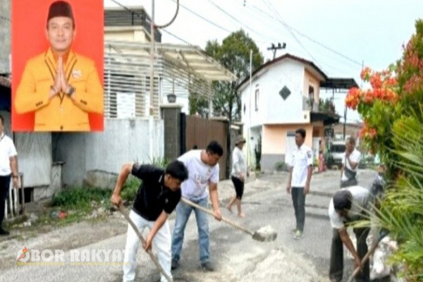 Pematangsiantar, Obor Rakyat – Aspirasi warga Kelurahan Teladan, Kecamatan Siantar Barat, terkait jalan rusak di persimpangan Jalan Enggang–Kasuari akhirnya direalisasikan. Proses perbaikan jalan mulai dilaksanakan pada Rabu (27/8/2025) secara bergotong royong oleh masyarakat dan pemerintah setempat.