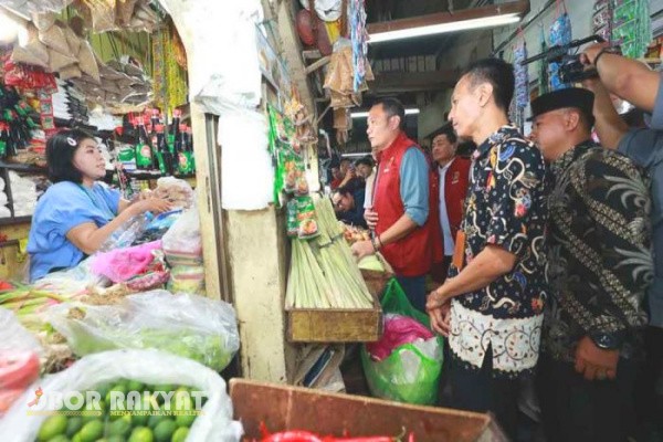 Surabaya, Obor Rakyat – Guna menekan lonjakan harga beras di pasaran, Satgas Pangan Ditreskrimsus Polda Jawa Timur bersama Bulog dan instansi terkait menggelar Gerakan Pangan Murah (GPM) di sejumlah titik di Surabaya. Operasi ini dilakukan menyusul hasil pengecekan yang menunjukkan harga beras masih tergolong tinggi, baik di pasar tradisional maupun toko modern.