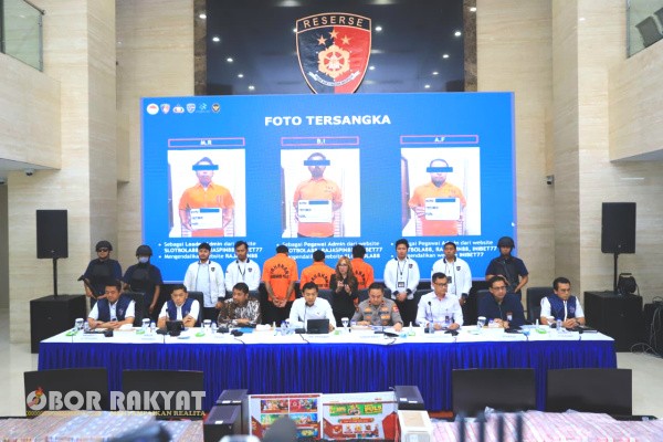 Jakarta, Obor Rakyat – Direktorat Tindak Pidana Siber (Dittipidsiber) Bareskrim Polri berhasil mengungkap sindikat judi online berskala nasional dan internasional yang beroperasi melalui tiga situs besar, yakni Slot Bola 88, Raja Spin 88, dan Inibet 77. Dalam pengungkapan ini, penyidik menangkap tiga tersangka dan menyita uang tunai serta sejumlah barang bukti dengan total nilai fantastis.
