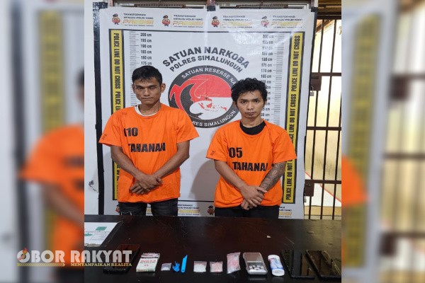 Simalungun, Obor Rakyat – Satuan Narkoba Polres Simalungun menunjukkan semangat membara dalam memberantas peredaran narkotika dengan berhasil menangkap dua pedagang sabu-sabu. Operasi ini berlangsung transparan dan akuntabel, didukung dokumentasi video lengkap serta disaksikan langsung oleh perangkat desa dan warga setempat.
