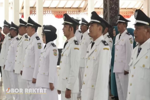 Bondowoso, Obor Rakyat – Pemerintah Kabupaten (Pemkab) Bondowoso secara resmi mengukuhkan kembali 17 kepala desa dalam acara yang digelar di Pendopo Raden Bagus Asra (RBA) Ki Ronggo, Kamis (28/8/2025).