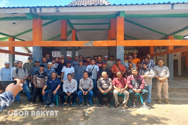 Bondowoso, Obor Rakyat – Perum Perhutani KPH Bondowoso kembali melanjutkan komitmennya dalam pemberdayaan petani penggarap dengan melakukan penandatanganan Perjanjian Kerja Sama (PKS) bersama lebih dari 30 petani penggarap lahan di Petak 51A RPH Wringintapung BKPH Bondowoso, Desa Taman, Kecamatan Grujugan, Kamis (28/8/2025).