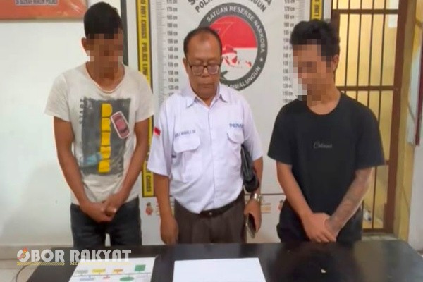 Simalungun, Obor Rakyat – Kuasa hukum dari dua tersangka kasus narkotika yang diamankan di Kabupaten Simalungun menegaskan bahwa penangkapan terhadap kliennya tidak berkaitan dengan isu pengalihan kasus lain, melainkan murni pelanggaran terhadap Undang-Undang Narkotika.
