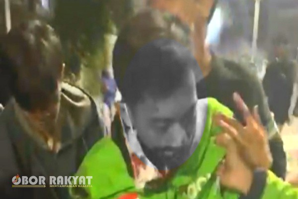 Jakarta, Obor Rakyat — PT Goto Gojek Tokopedia Tbk. (GOTO) mengonfirmasi bahwa pria berjaket ojek online (ojol) yang tewas terlindas mobil rantis Brimob di kawasan Pejompongan adalah mitra driver resmi Gojek bernama Affan Kurniawan. Insiden tragis ini mengundang duka mendalam bagi keluarga korban dan seluruh komunitas mitra driver Gojek.