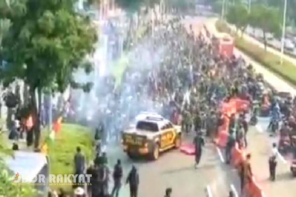 Jakarta, Obor Rakyat – Situasi tegang kembali melanda Jakarta, tepatnya di Polda Metro Jaya, seiring dengan seruan "Darurat Kekerasan Negara" yang menggema di seluruh penjuru Tanah Air.