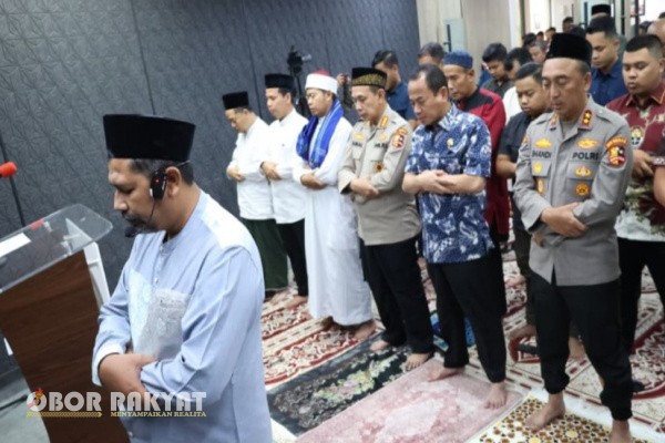 Jakarta, Obor Rakyat – Divisi Humas (Divhumas) Polri menggelar shalat gaib untuk mendoakan almarhum Afan Kurniawan, seorang pengemudi ojek online yang meninggal dunia setelah tertabrak kendaraan taktis (rantis) milik Brimob pada Kamis, 28 Agustus 2025, Jumat (29/8/2025).