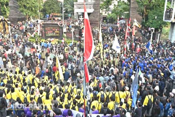 Jakarta, Obor Rakyat – Aksi demonstrasi mahasiswa kembali mengguncang Jakarta sore ini, tepatnya di depan Polda Metro Jaya, Jalan Jenderal Sudirman, Jakarta Selatan, Jumat (29/8/2025).