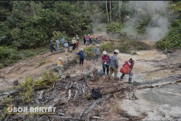Madina, Obor Rakyat – Ketua Komandan Madina, Robi Nasution, angkat suara terkait belum dipublikasikannya hasil penelitian lumpur panas di Roburan Dolok, Mandailing Natal, yang sebelumnya dijanjikan oleh Wakil Bupati Mandailing Natal pada saat aksi unjuk rasa Savana beberapa waktu lalu. Hingga kini, hasil penelitian yang dilakukan oleh Dirjen EBTKE tersebut belum diketahui oleh masyarakat luas.
