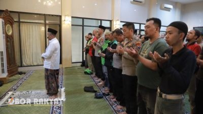 Ratusan Warga Jember Gelar Sholat Gaib untuk Driver Ojol Korban Aksi di Jakarta