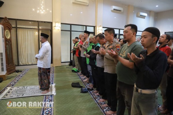 Jember, Obor Rakyat — Suasana haru menyelimuti Masjid Mambaul Abidin, Mapolres Jember, Jumat (29/8/2025), saat ratusan warga dari berbagai elemen masyarakat melaksanakan sholat gaib untuk mendoakan driver ojek online (ojol) yang meninggal dunia dalam peristiwa aksi di Gedung DPR/MPR Jakarta.