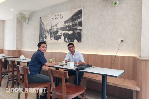 Pematangsiantar, Obor Rakyat – Penanganan kasus dugaan penganiayaan yang melibatkan terlapor Perpetua Sinaga di Polres Pematangsiantar mendapat sorotan tajam dari kuasa hukum pelapor. Mereka menilai proses hukum yang sudah berjalan selama lebih dari enam bulan berjalan lamban dan tidak profesional.