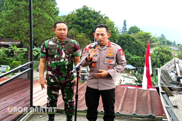 Jakarta, Obor Rakyat – Kepala Kepolisian Republik Indonesia (Kapolri), Jenderal Pol. Listyo Sigit Prabowo, menegaskan komitmen Polri bersama TNI untuk mengambil langkah tegas dalam memulihkan situasi keamanan di wilayah-wilayah yang dilanda aksi anarkis belakangan ini. Pernyataan ini disampaikan setelah rapat evaluasi yang digelar bersama Presiden RI, Panglima TNI, dan sejumlah menteri terkait di Sentul, Sabtu (30/8/2025).