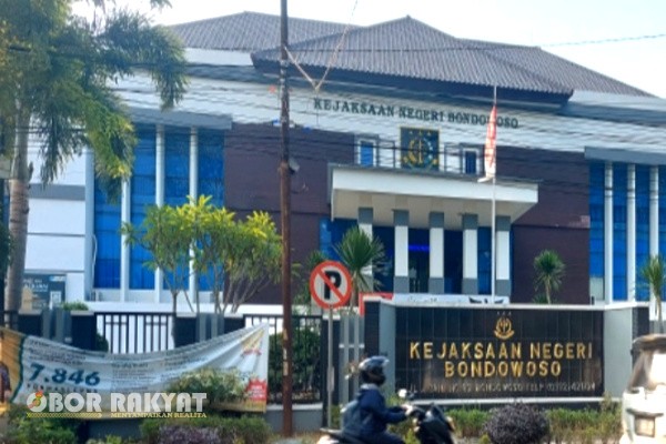 Bondowoso, Obor Rakyat – Pasca operasi tangkap tangan (OTT) yang menjerat dua petinggi Kejaksaan Negeri (Kejari) Bondowoso oleh Komisi Pemberantasan Korupsi (KPK) pada 2023 lalu, institusi penegak hukum ini masih menyisakan tumpukan perkara korupsi yang belum terselesaikan.