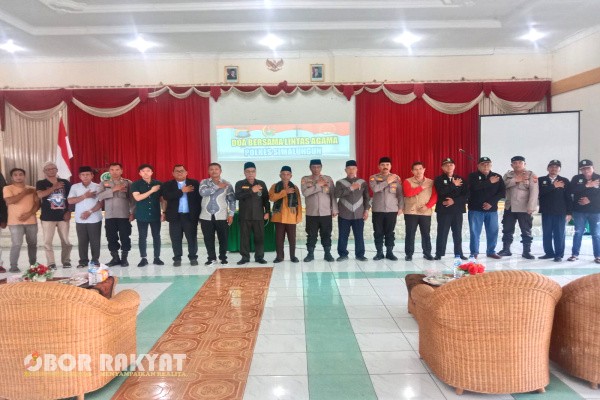 Simalungun, Obor Rakyat – Kepolisian Resor (Polres) Simalungun bersama Polsek jajaran menggelar kegiatan Doa Bersama Lintas Agama sebagai langkah strategis memperkuat keamanan dan ketertiban masyarakat (kamtibmas) yang aman dan nyaman di wilayah Kabupaten Simalungun. Acara spiritual ini berlangsung pada Sabtu, 30 Agustus 2025 pukul 11.00 WIB, bertempat di Aula Gedung Majelis Ulama Indonesia (MUI) Kabupaten Simalungun, Jalan Asahan Km. 3.5, Nagori Siantar Estate, Kecamatan Siantar.