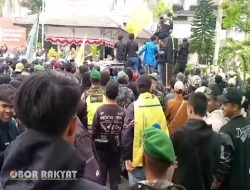 Ratusan Massa Geruduk DPRD Bondowoso Tuntut Keadilan atas Tragedi Ojol dan Tolak Kenaikan Tunjangan DPR
