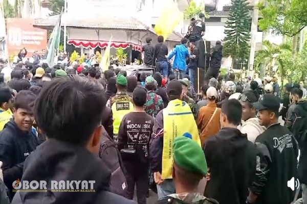 Bondowoso, Obor Rakyat – Ratusan mahasiswa dan elemen masyarakat yang tergabung dalam Bondowoso Bersatu menggelar aksi demonstrasi besar-besaran di depan Gedung DPRD Kabupaten Bondowoso, Minggu (31/8/2025).