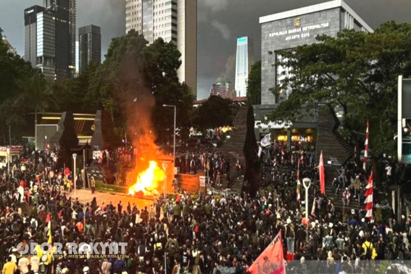 Jakarta, Obor Rakyat – Gelombang kerusuhan yang melanda Jakarta dan sejumlah daerah lain di Indonesia belakangan ini dinilai sebagai dampak dari semakin lebarnya jarak antara elite politik dan masyarakat.