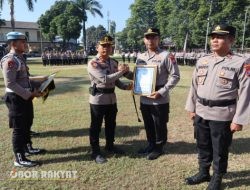 Kapolres Bondowoso Berikan Penghargaan kepada 18 Anggota Berprestasi