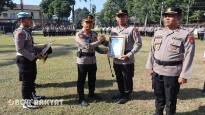 Kapolres Bondowoso Berikan Penghargaan kepada 18 Anggota Berprestasi