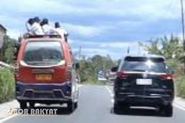 Simalungun, Obor Rakyat – Kepala Kepolisian Resort (Kapolres) Simalungun, AKBP Marganda Aritonang turun langsung ke lapangan dan menegur seorang supir angkutan umum yang nekat mengangkut anak-anak sekolah di atas capmobil saat patroli pemantauan kamtibmas di wilayah Kabupaten Simalungun, Senin (1/9/2025).