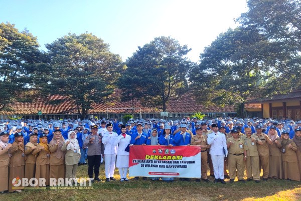 Banyuwangi, Obor Rakyat – Polresta Banyuwangi terus mengintensifkan upaya pencegahan aksi tawuran dan kekerasan di kalangan pelajar melalui program edukasi dan deklarasi anti kekerasan yang digelar serentak di sejumlah sekolah. Salah satu kegiatan utama berlangsung di SMKN 1 Glagah, diikuti sekitar 1000 siswa dan dewan guru, Selasa pagi (2/9/2025).