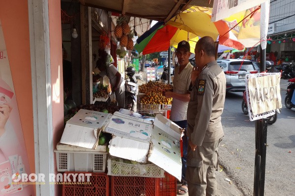 Bondowoso, Obor Rakyat – Petugas Satuan Polisi Pamong Praja (Satpol PP) Kabupaten Bondowoso melakukan pembinaan terhadap pedagang buah yang memanfaatkan trotoar Jalan Kis Mangunsarkoro sebagai area berjualan, Senin (1/9/2025).