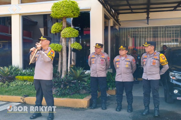 Jakarta, Obor Rakyat – Polres Jember menunjukkan komitmennya dalam menjaga keamanan Markas Komando (Mako) dengan menggelar simulasi pengamanan yang melibatkan seluruh personel. Latihan yang digelar di halaman Mapolres Jember pada Selasa (2/9) ini bertujuan untuk mengasah kesiapan anggota menghadapi ancaman atau situasi darurat.