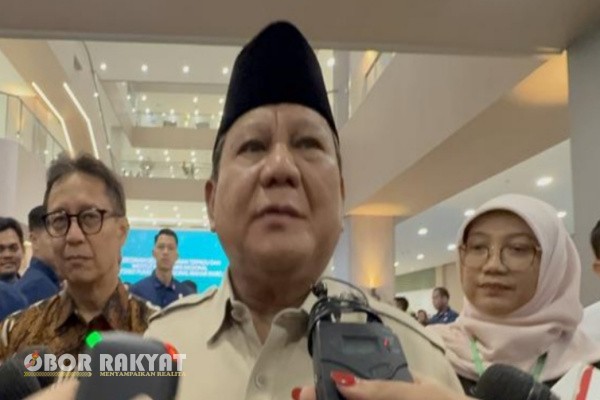 Jakarta, Obor Rakyat – Presiden Republik Indonesia, Prabowo Subianto, secara tegas meminta DPR RI segera membahas dua Rancangan Undang-Undang (RUU) krusial, yaitu RUU Perampasan Aset dan RUU Ketenagakerjaan. Hal ini diungkapkan oleh Presiden Konfederasi Serikat Pekerja Seluruh Indonesia (KSPSI), Andi Gani Nena Wea, usai pertemuan dengan Presiden di Istana Negara, Jakarta, Senin (1/9/2025).
