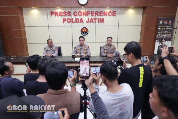 Surabaya, Obor Rakyat – Kepolisian Daerah Jawa Timur (Polda Jatim) mengambil langkah tegas dalam menangani aksi kerusuhan dan tindak anarkis yang terjadi di enam wilayah hukumnya. Total sebanyak 580 orang diamankan, dengan 89 orang ditetapkan sebagai tersangka dan kerugian negara ditaksir mencapai Rp124,25 miliar.