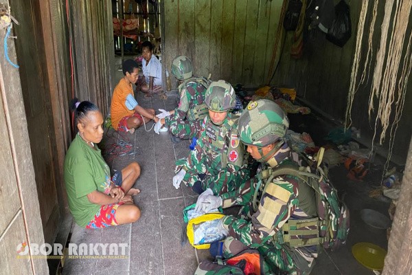 Jayapura, Obor Rakyat – Satgas Yonif 521/DY melalui Pos Muaranawa melaksanakan kegiatan penyuluhan dan pelayanan kesehatan gratis bagi masyarakat di Kampung Muaranawa, Distrik Airu, Kabupaten Jayapura, Papua.