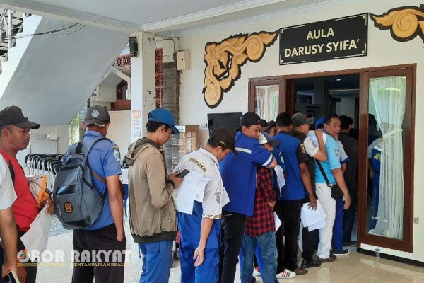 Jember, Obor Rakyat – Rumah Sakit Umum Daerah (RSUD) dr. Soebandi Jember kembali menunjukkan komitmennya dalam memberikan pelayanan kesehatan kepada masyarakat melalui program pemeriksaan kesehatan gratis. Pada Senin, 1 September 2025, sebanyak 130 juru parkir di Kabupaten Jember mendapatkan layanan check-up gratis sebagai bentuk pengabdian sosial rumah sakit.
