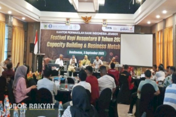 Bondowoso, Obor Rakyat – Kopi Bondowoso yang telah dikenal hingga mancanegara berpotensi menjadi ikon ekspor unggulan asal Jawa Timur. Namun untuk menjaga keberlanjutan dan meningkatkan nilai tambahnya, diperlukan strategi holistik, termasuk hilirisasi industri dan dukungan politis dari pemerintah daerah.