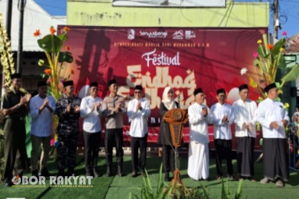 Banyuwangi, Obor Rakyat – Wakapolresta Banyuwangi, AKBP Teguh Priyo Wasono, S.I.K., menghadiri Festival Endog yang digelar di Desa Kembiritan, Kecamatan Genteng, pada Jumat (5/9). Acara yang rutin dilaksanakan ini merupakan bagian dari tradisi budaya masyarakat Banyuwangi yang menonjolkan nilai kebersamaan, kekeluargaan, serta penghormatan terhadap kearifan lokal.