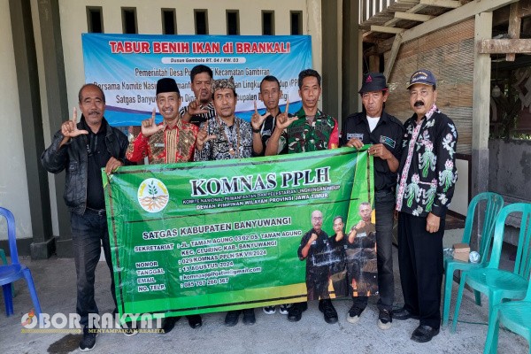 Banyuwangi, Obor Rakyat – Dalam upaya menjaga kelestarian ekosistem perairan dan meningkatkan populasi ikan lokal, Satuan Tugas (Satgas) Komnas PPLH Jawa Timur bersama Dinas Perikanan Kabupaten Banyuwangi melaksanakan kegiatan "Tabur Benih" di Sungai Dusun Gembolo, Desa Porwodadi, Kecamatan Gambiran, Kabupaten Banyuwangi, Kamis (4/9/2025).