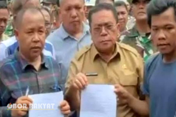 Pematangsiantar, Obor Rakyat — Dugaan pencemaran lingkungan kembali mencuat di Kota Pematang Siantar. PT Pabrik Es Pematang menjadi sorotan publik setelah dituding membuang limbah secara sembarangan di sekitar permukiman warga. Aksi ini dinilai merugikan dan mengganggu kesehatan masyarakat.