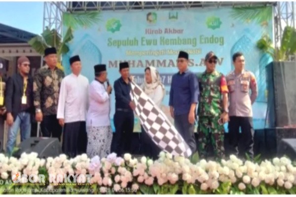 Banyuwangi, Obor Rakyat – Desa Kaotan, Kecamatan Blimbingsari, Kabupaten Banyuwangi kembali menggelar tradisi unik Kirab Ewuan Kembang Endog atau ribuan kembang telur, dalam rangka memperingati Maulid Nabi Muhammad SAW.