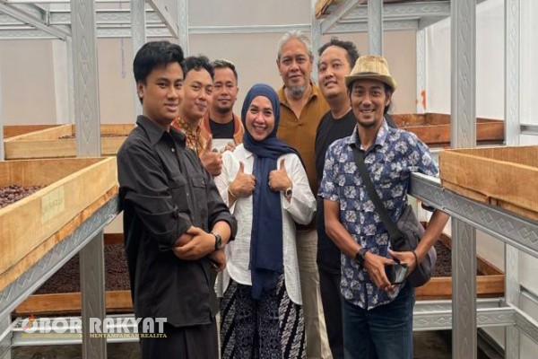 Jember, Obor Rakyat – Kabupaten Jember kembali menunjukkan komitmennya dalam mengembangkan potensi kopi sebagai produk unggulan lokal. Pada Minggu (7/9/2025), Heru dari Masyarakat Anti Korupsi Indonesia (MAKI) Jawa Timur bersama pelaku UMKM Ulu Hilir Indonesia (UHI) secara resmi meluncurkan rumah produksi kopi di Kelurahan Bintoro, Kecamatan Patrang, Kabupaten Jember.