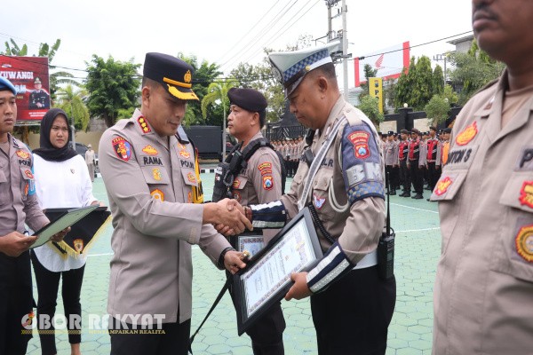 Banyuwangi, Obor Rakyat – Kapolresta Banyuwangi, Kombes Pol Rama Samtama Putra memberikan penghargaan kepada 43 personel Polresta Banyuwangi dan Polsek jajaran yang telah menunjukkan kinerja dan prestasi luar biasa di berbagai bidang. Penghargaan tersebut diserahkan langsung dalam apel yang digelar di Lapangan Apel Polresta Banyuwangi, Senin (8/9/2025).
