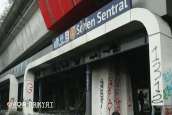 Jakarta, Obor Rakyat - Setelah sempat mengalami kerusakan dan kebakaran akibat kericuhan, Halte Transjakarta Senen Sentral di Jakarta Pusat kini telah selesai diperbaiki. Tak hanya direvitalisasi, halte tersebut juga akan hadir dengan nama baru, yakni Halte Jaga Jakarta.