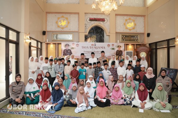 Jember, Obor Rakyat – Suasana khidmat dan penuh makna menyelimuti Masjid Mambaul Abidin, Mapolres Jember, pada Selasa pagi (9/9/2025), saat jajaran Polres Jember menggelar peringatan Maulid Nabi Muhammad SAW.