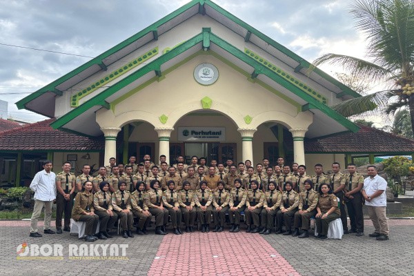 Bondowoso, Obor Rakyat – Perhutani Kesatuan Pemangkuan Hutan (KPH) Bondowoso telah mengukuhkan penutupan sekaligus pelepasan kegiatan Praktek Kerja Lapangan (PKL) gelombang pertama bagi siswa‑siswi Sekolah Menengah Kehutanan (SMK) Negeri Kadipaten. Selama 45 hari mereka mengasah kompetensi di lapangan sebelum melanjutkan praktiknya ke wilayah Perhutani Banyuwangi.
