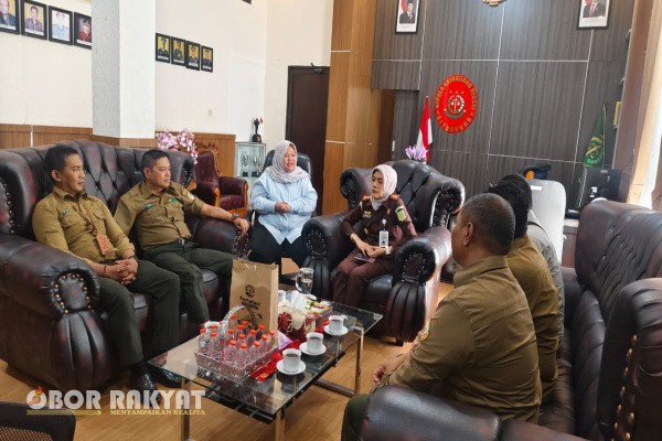 Situbondo, Obor Rakyat – Dalam rangka memperkuat sinergitas dengan lembaga penegak hukum dan stakeholder terkait, Perhutani Kesatuan Pemangkuan Hutan (KPH) Bondowoso melakukan kunjungan kerja ke Kejaksaan Negeri (Kejari) Kabupaten Situbondo, Selasa (9/9/2025).