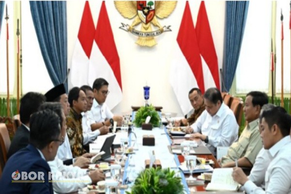 Jakarta, Obor Rakyat – Presiden Republik Indonesia, Prabowo Subianto, memimpin rapat terbatas bersama sejumlah menteri di Istana Merdeka, Jakarta, Selasa (9/9/2025). Rapat ini menekankan percepatan pelaksanaan program prioritas pemerintah, khususnya di sektor pangan, guna memperkuat ketahanan pangan nasional.
