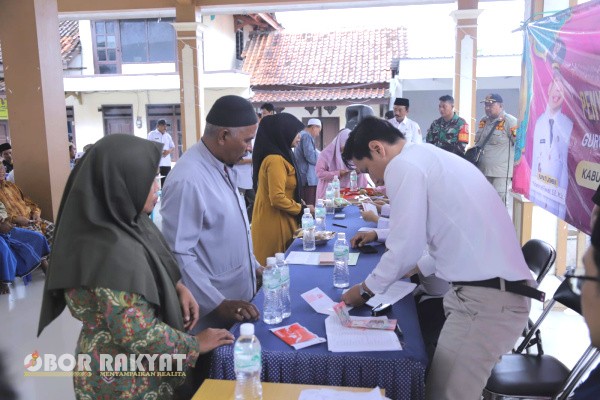 Jember, Obor Rakyat – Pemerintah Kabupaten (Pemkab) Jember resmi merealisasikan penyaluran honorarium Guru Ngaji 2025, Rabu (10/9/2025) yang berlangsung di Balai Desa Yosorati, Kecamatan Sumberbaru.