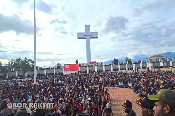 Jayawijaya, Obor Rakyat — Ribuan masyarakat dari berbagai daerah di Kabupaten Jayawijaya turun ke kantor Bupati dalam aksi dukungan penuh kepada pemerintahan Bupati Athenius Murib dan Wakil Bupati Roni Elopere, Rabu (10/9/2025).